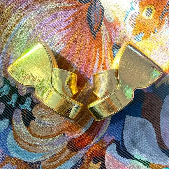 SOLD- Metallic Gold Platform Sandals, Size 7 - Picture 5 of 7